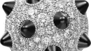 Clash [Un]limited earring, 18k white gold, onyx, diamonds yang dipakai Lily Collins (Foto: Cartier)