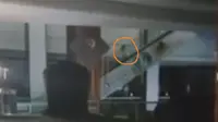 Sesosok hantu gadis kecil menampakan diri di sebuah pusat perbelanjaan di Brasil. Ia tertangkap kamera satpam mal yang sedang jaga malam dan berpatroli keliling gedung. (screengrab YouTube)