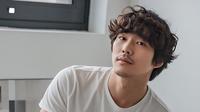 Model rambut pria Korea pendek rapi untuk rambut ikal 2025. (Liputan6.com/MetaAi)