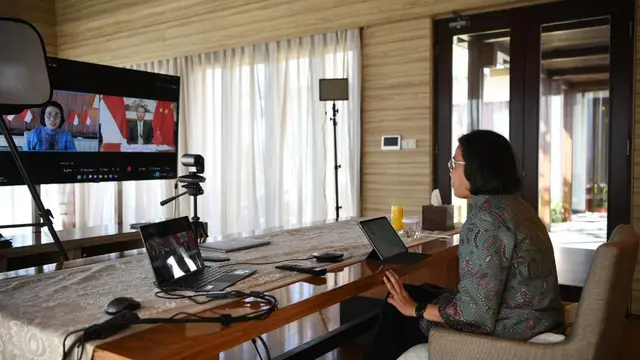 Menteri Keuangan Sri Mulyani Indrawati menggelar pertemuan virtual dengan Menteri Keuangan Tiongkok, Mr Liu Kun.