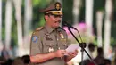 Wakil Gubernur DKI Jakarta Djarot Saiful Hidayat berpidato saat upacara hari ulang tahun Satpol PP dan Satuan Perlindungan Masyarakat (Satlinmas) di Jakarta, Kamis (27/4). (Liputan6.com/Gempur M. Surya)