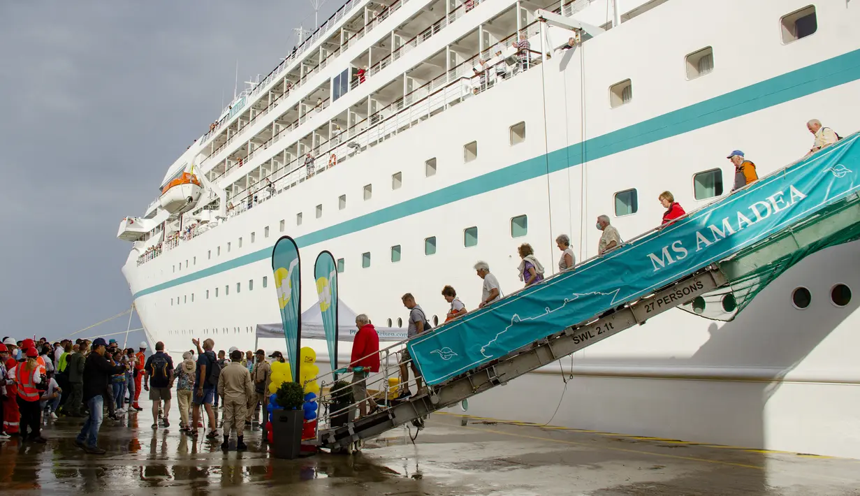Turis dari berbagai negara dari negara-negara Eropa datang ke darat dari kapal pesiar MS Amadea di pelabuhan El Guamache di Isla Margarita, negara bagian Nueva Esparta, Venezuela (3/1/2023). Kapal pesiar Jerman MS Amadea adalah yang pertama tiba di Venezuela Pulau Karibia setelah 15 tahun. (AFP/Gustavo Granado)