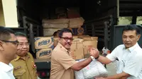 Gubernur Banten Rano Karno menerima bantuan untuk disalurkan kepada para korban banjir bandang dan longsor di Pandeglang dan Serang. (Liputan6.com/Yandhi Deslatama)