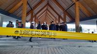 Pemasangan plang dalam pengawasan dan garis polisi di salah satu bangunan kawasan Eiger Adventure Land, Puncak Bogor. (dok. Liputan6.com/Dinny Mutiah)