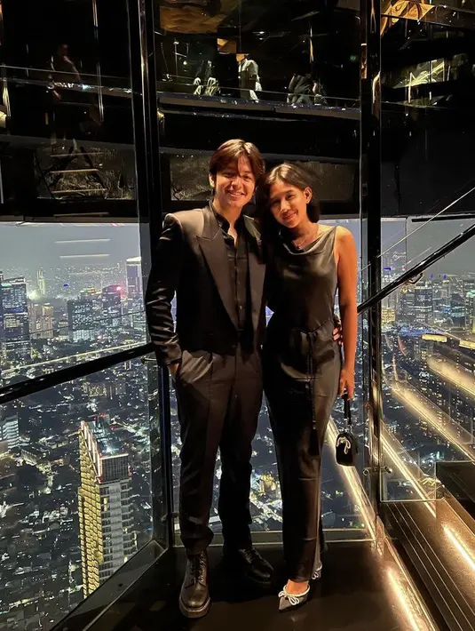 Sedangkan Shenina tampil elegan mengenakan dress panjang dengan belt tali, dipadukan heels berpita dan mini bag hitamnya. Credit: (@shenacinnamon)