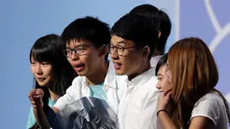 Nathan Law, salah-seorang pemimpin muda yang terlibat unjuk rasa massal pro demokrasi pada 2014 memenangkan satu kursi mewakili konstituen pemilihnya,Hongkong, Senin (5/9).  (REUTERS / Tyrone Siu)