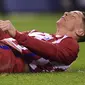 Pemain Atletico Madrid, Fernando Torres terjatuh usai bertabrakan dengan pemain Deportivo La Coruna pada laga La Liga pekan ke-25 di Riazor stadium, La Coruna, (02/3/2017).  (AFP/Miguel Riopa)