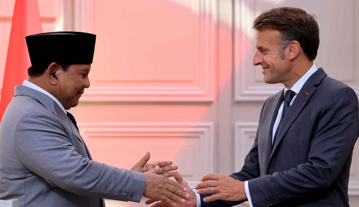 Presiden Prancis Emmanuel Macron (kanan) dan Presiden Republik Indonesia Prabowo Subianto berjabat tangan setelah pernyataan pers bersama di Istana Kepresidenan Elysee, Paris, Kamis 28 Mei 2026. (Ludovic Marin/Pool Photo via AP)