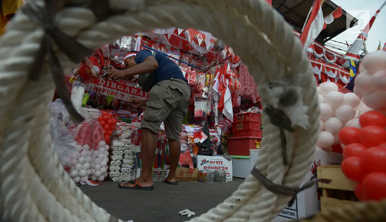 Pedagang bendera menata dagangannya di kawasan Pasar Jatinegara, Jakarta, Rabu (14/8/2019). Pedagang musiman memajang beragam jenis aksesoris seperti bendera merah putih, umbul-umbul dan lambang Garuda untuk perayaan HUT ke-74 RI pada 17 Agustus 2019 mendatang. (merdeka.com/imam buhori)
