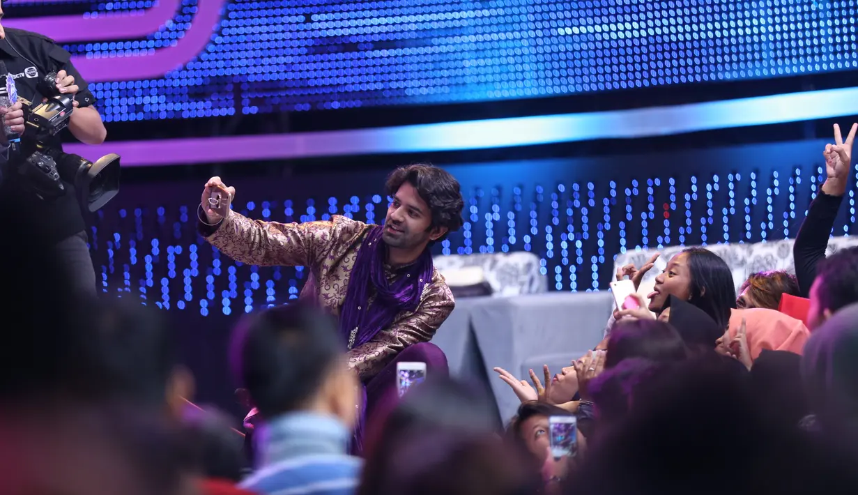 Dua pemeran serial Khushi, Barun Sobti dan Daljeet Kaur menghebohkan panggung D'Academy 4 pada Kamis (13/4) malam. Malam itu, suasana berbeda dari para dewan juri. (Nurwahyunan/Bintang.com)