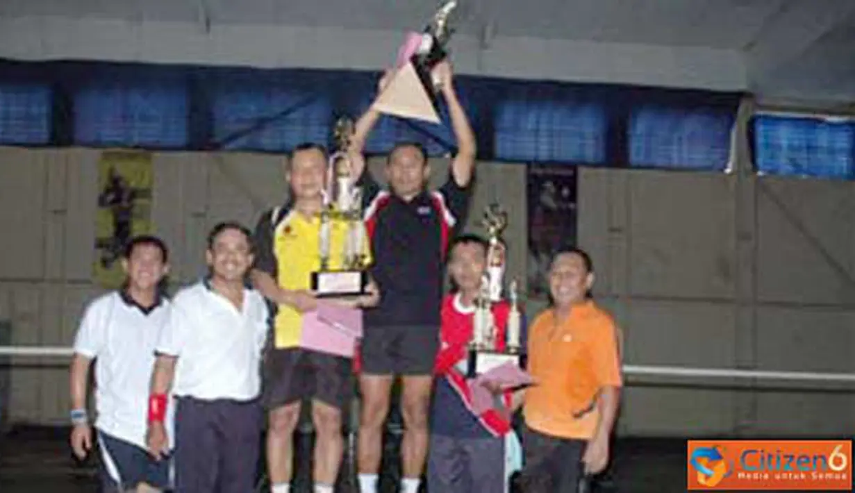 Citizen6, Kobangdika: Foto Bersama Komandan Kobangdikal Laksda TNI Sadiman SE dengan Juara I,II,III Bulu tangkis dalam rangka hardikal ke 65 Di GOR M Pardi Kobangdikal. (pengirim: Rohman Arif)