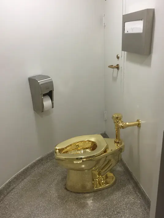 Sebuah kloset mewah berlapiskan emas 18 karat akan dapat digunakan untuk umum di salah satu toilet di Museum Guggeinheim, New York, Kamis (15/9). Kloset rancangan seniman Italia Maurizio Cattelan itu diberi nama America. (William EDWARDS/AFP)