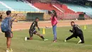 Seorang presenter televisi swasta berfoto dengan dua kiper Sriwijaya FC di Stadion Soemantri Brojonegoro, Jakarta, Jumat (16/10/2015) pagi WIB. (Bola.com/Nicklas Hanoatubun)