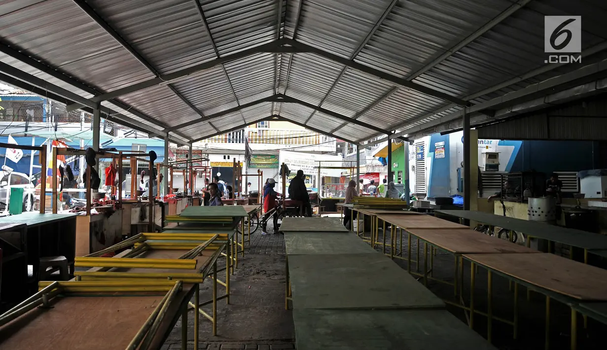 PKL eks Loksem JT 53 Pisangan Timur berjualan di tempat relokasi Pasar Enjo, Jakarta, Senin (22/10). Para pedagang mengaku enggan pindah ke tempat relokasi tersebut karena lapak yang disediakan sangat sempit. (Merdeka.com/Iqbal S. Nugroho)