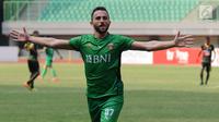 Gelandang Bhayangkara FC, Ilija Spasojevic merayakan gol yang dicetak Otavio Dutra ke gawang Sriwijaya FC pada lanjutan Liga 1 Indonesia di Stadion Patriot Candrabhaga, Bekasi,, Minggu (20/8). Bhayangkara FC menang 2-1. (Liputan6.com/Helmi Fithriansyah)