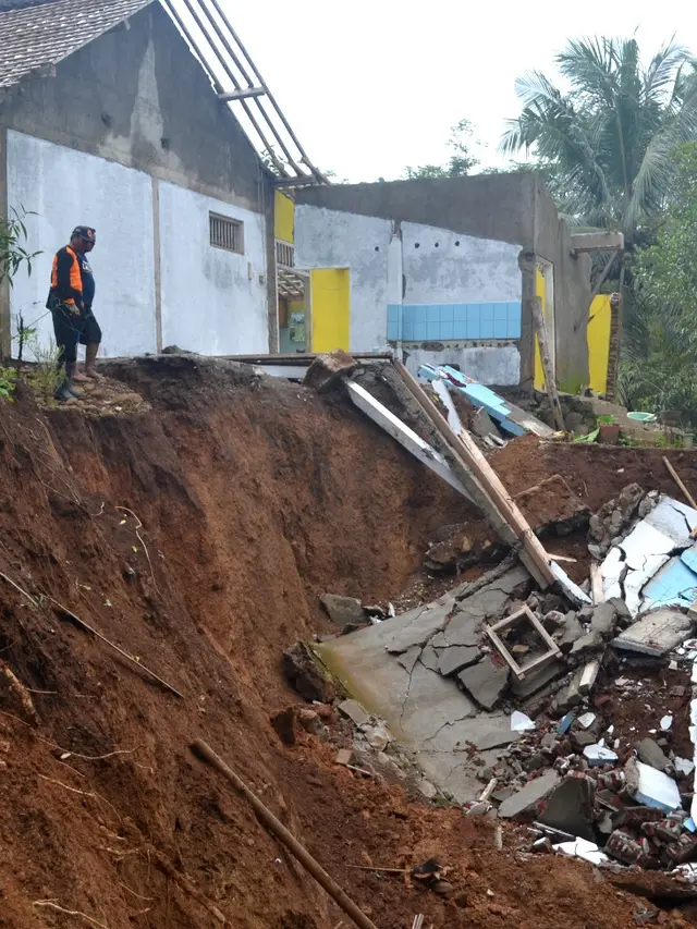 Ilustrasi – Longsor di Dusun Jatiluhur Desa Padangjaya, Majenang, Cilacap, sedikitnya merusak 24 rumah pada 2016 dan 2017. (Foto: Liputan6.com/Muhamad Ridlo)