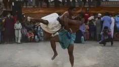 Pegulat bertarung selama turnamen gulat tradisional Sindhi Malakhra di kota pelabuhan Karachi, Pakistan pada Minggu (13/12/2020). Gulat kuno yang dimulai sejak 5.000 tahun lalu ini salah satu olahraga favorit di kalangan pria. (Photo by Asif HASSAN / AFP)
