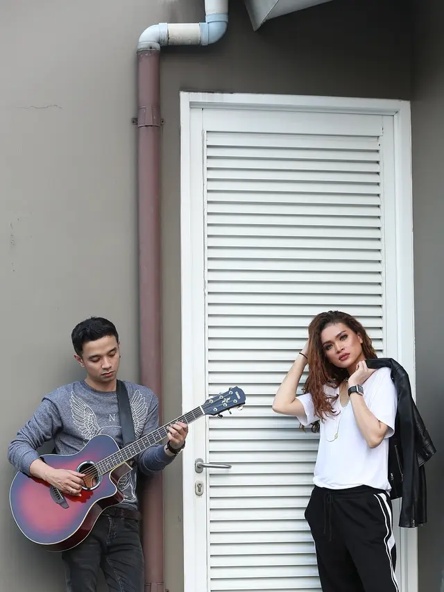 [Bintang] Onci Ungu dan Maya Muaya