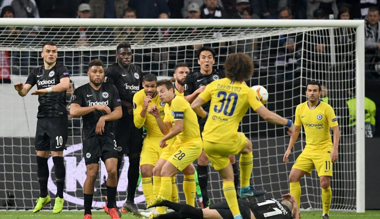 David Luiz melepaskan tendangan bebas pada leg 1, semifinal Liga Europa yang berlangsung di Stadion Commerzbank Arena, Frankfurt, Jumat (3/5). Chelsea imbang 1-1 kontra Eintracht Frankfurt. (AFP/Arne Dedert)
