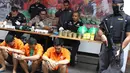 Kabid Humas Polda Metro Jaya Kombes Argo Yuwono (tengah) menunjukkan tersangka jual beli narkoba liquid vape di Jakarta, Kamis (25/10). Subdit I Ditresnarkoba Polda Metro Jaya menangkap tiga pria berinisial ER, AG, dan TM. (Liputan6.com/Immanuel Antonius)