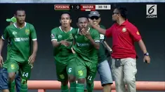 Gol spektakuler Yohanes Pahabol membawa Persebaya Surabaya lolos ke babak delapan besar.