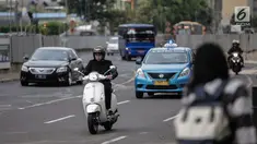 Pengendara sepeda motor melintasi Jalan MH Thamrin, Jakarta, Kamis (11/1). Pemprov DKI Jakarta tengah mengkaji kebijakan ganjil-genap untuk kendaraan roda dua melintasi Jalan MH Thamrin. (Liputan6.com/Faizal Fanani)