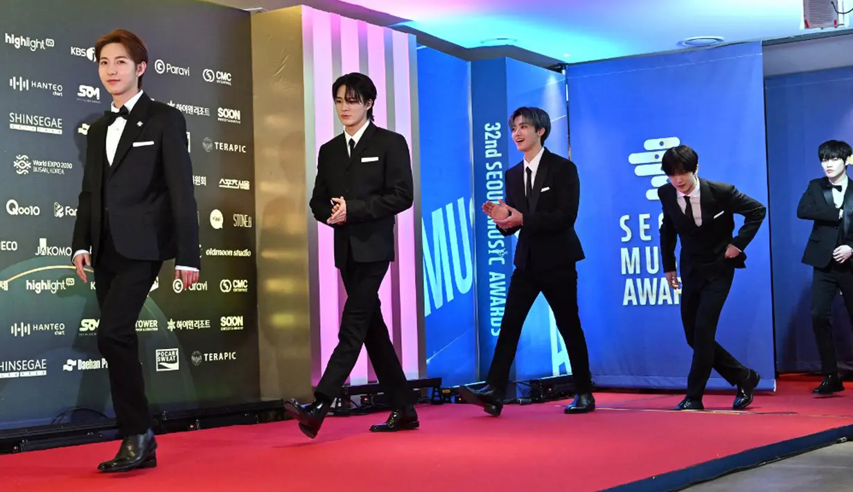 Personel NCT Dream melintasi karpet merah acara Seoul Music Awards di KSPO Dome, Seoul, Korea Selatan, 19 Januari 2023. NCT Dream dianugerahi Daesang (Hadiah Utama) di Seoul Music Awards 2023. (Jung Yeon-je/AFP)