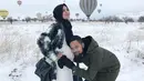Di tengah kesibukannya, Shireen dan Wisnu juga tak pernah lupa quality time bersama. Potret keduanya saat baby moon di Turki, menunggu kelahiran putri ketiganya. Romantis banget ya! (Liputan6.com/IG/shireensungkar)