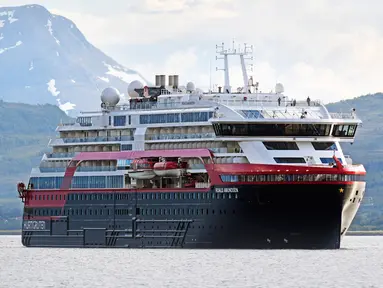 Kapal pesiar MS Roald Amundsen tiba di Tromsoe, Norwegia utara, pada 3 Juli 2019. MS Roald Amundsen merupakan kapal peisar pertama di dunia yang mengandalkan tenaga baterai hybrid. (Rune Stoltz Bertinussen / NTB scanpix via AP)
