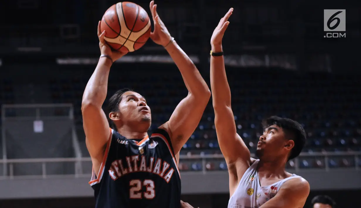 Pebasket Pelita Jaya, Valentino Wuwungan (kiri) berebut bola dengan pemain Garuda Bandung pada laga Perbasi Cup 2017 di Britama Arena, Jakarta, Rabu (8/11). Pelita Jaya unggul 54-43. (Liputan6.com/Helmi Fithriansyah)
