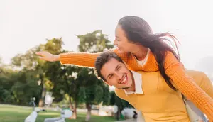 ilustrasi pasangan pisces yang emosional dan penuh imajinasi saat jatuh cinta/copyright freepik.com/lookstudio