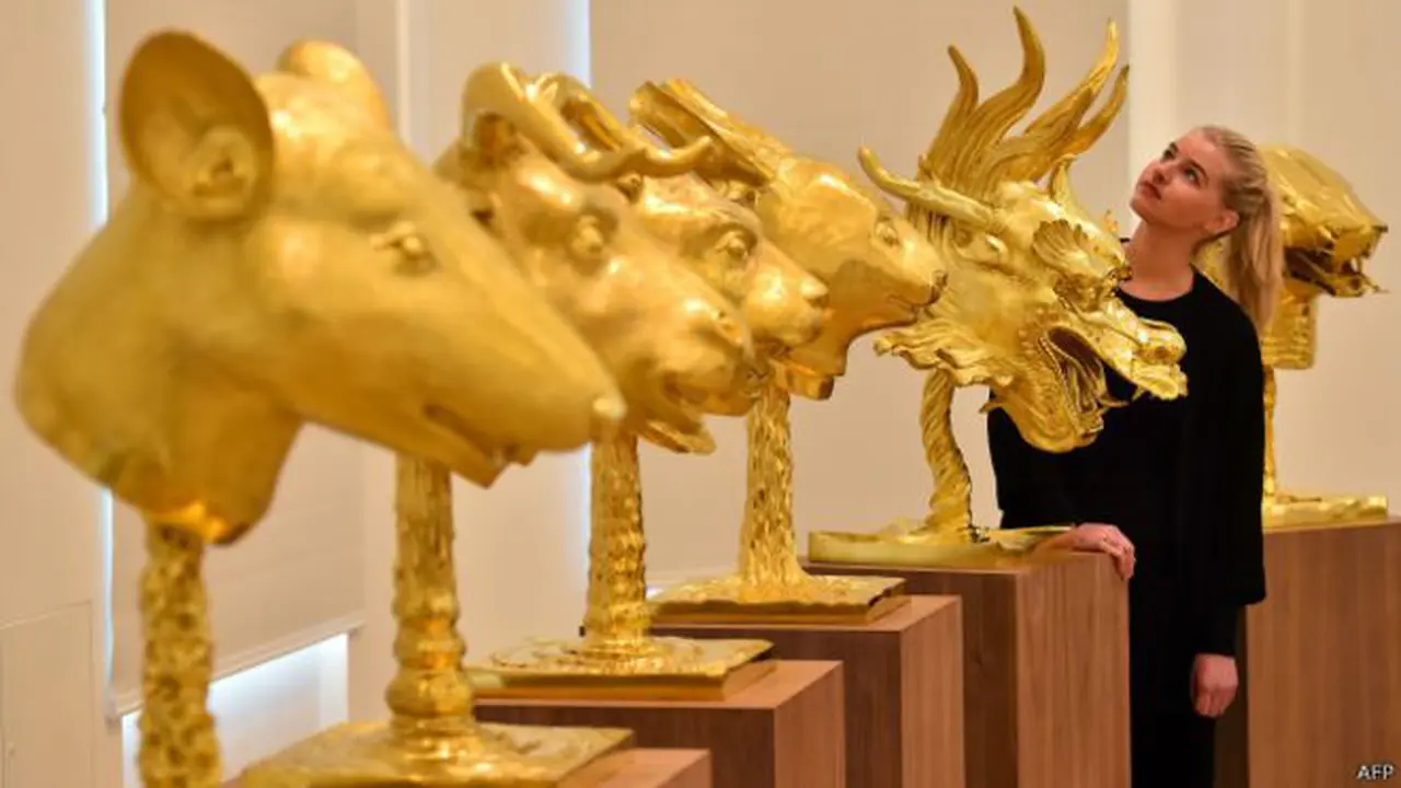 Patung lapis emas. (BBC)