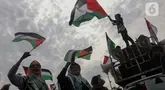 Massa aksi yang tergabung dalam Aliansi Pemuda Indonesia untuk Palestina menggelar unjuk rasa di depan Kedutaan Besar Amerika Serikat, Jakarta, Minggu (20/4/2025). (Liputan6.com/Herman Zakharia)