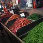 Pedagangan menata cabai di Pasar Senin, Jakarta, Rabu (22/6/2022). Inflasi Indonesia disebut masih termasuk paling rendah di dunia, karena ada 20 negara lebih yang memboikot, tidak boleh jual pangannya. (Liputan6.com/Angga Yuniar)