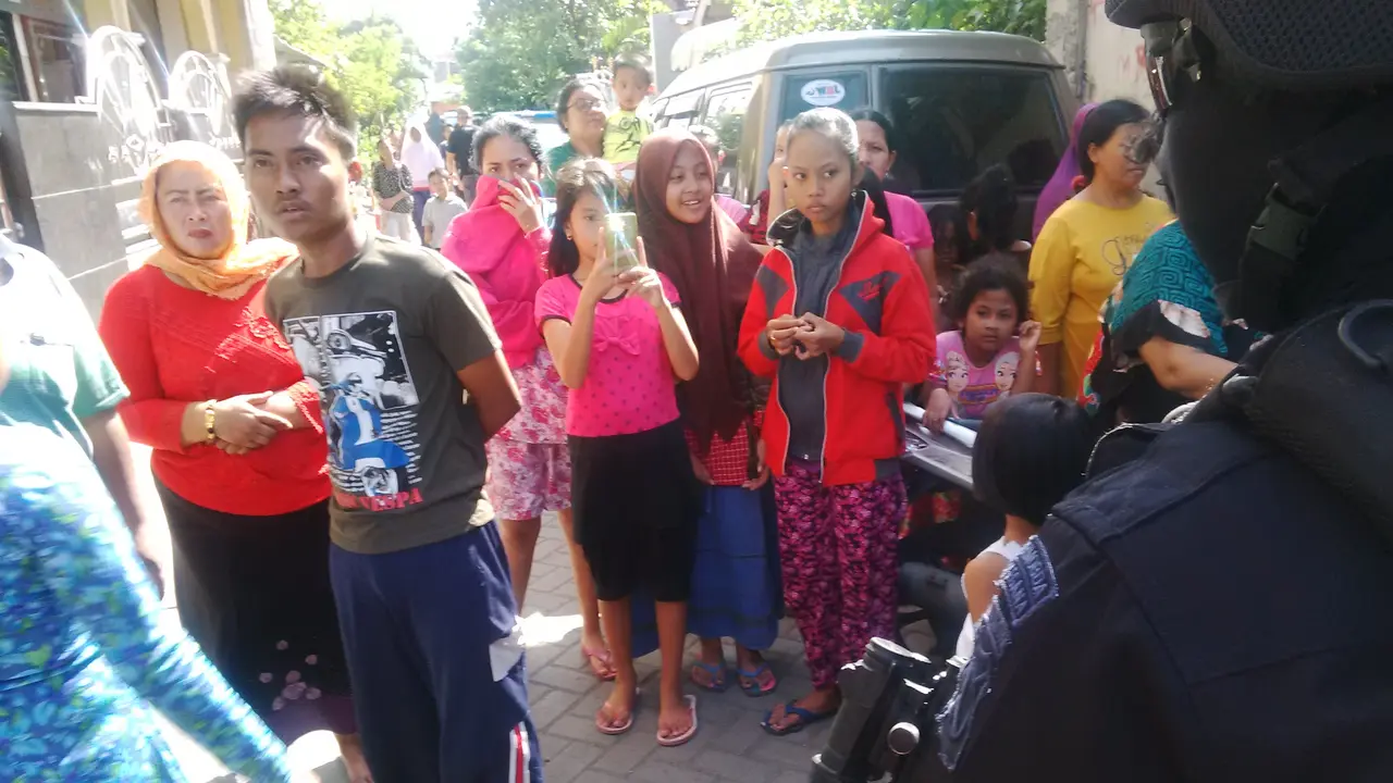Gadis di Tanah Merah Surabaya Kesengsem Densus 88 Antiteror