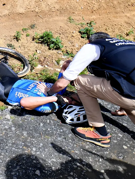 Pembalap sepeda Belgia, Michael Goolaerts (23) mendapatkan pertolongan setelah terjatuh pada balapan klasik Paris-Roubaix di Prancis Utara, Minggu (8/4). Goolaerts meninggal dunia  ketika dilarikan ke rumah sakit di Lille. (DAVID STOCKMAN/Belga/AFP)
