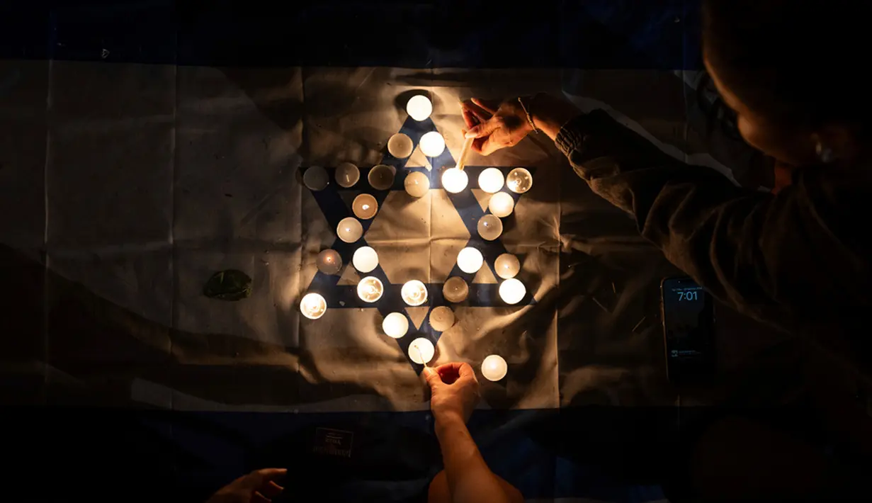 Komunitas dan organisasi internasional ramai-ramai menyerukan gencatan senjata sesegera mungkin. Namun seruan tersebut belum terlaksana hingga saat ini. (AP Photo/Oded Balilty)