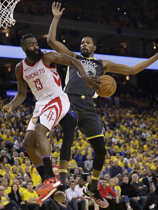 Aksi pemain Rockets, James Harden mengecoh pemain Warriors, Kevin Durant pada gim keempat final NBA basketball Wilayah Barat di Oracle Arena, Oakland (22/5/2018). Rockets menang 95-92. (AP/Marcio Jose Sanchez, Pool)