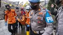 Kepala Seksi Operasi Kantor SAR Jakarta, Ahmad Rizkiansyah, mengatakan sebelumnya diperkirakan sebanyak 10 orang menjadi korban dalam peristiwa longsornya gunungan sampah di Zona 4 TPST Bantargebang, Kota Bekasi, Jawa Barat. Tampak dalam foto, tim penyelamat mengevakuasi korban korban longsor di Tempat Pembuangan Sampah Terpadu (TPST) Bantargebang, Bekasi, Jawa Barat, pada 9 Maret 2026. (BAY ISMOYO/AFP)