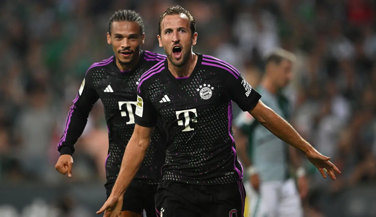 Striker Bayern Munchen, Harry Kane merayakan gol yang dicetaknya ke gawang Werder Bremen pada laga Liga jerman 2023/2024 di Bremen (18/8/2023). Harry Kane sementara menjadi striker termahal pada bursa transfer pemain musim panas 2023/2024. Ia dilepas Tottenham Hotspur ke Bayern Munchen dengan mahar 100 juta euro atau setara Rp1,6 triliun dengan durasi kontrak selama 4 tahun hingga 30 Juni 2027. (AFP/Ina Fassbender)