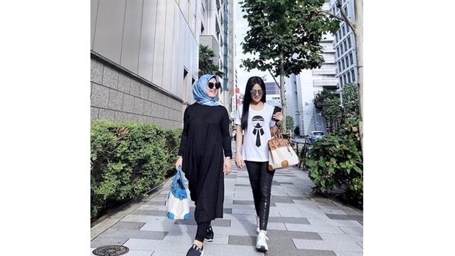 5 Gaya Syahrini dan Aisyahrani Saat Liburan di Luar Negeri, Kompak Banget