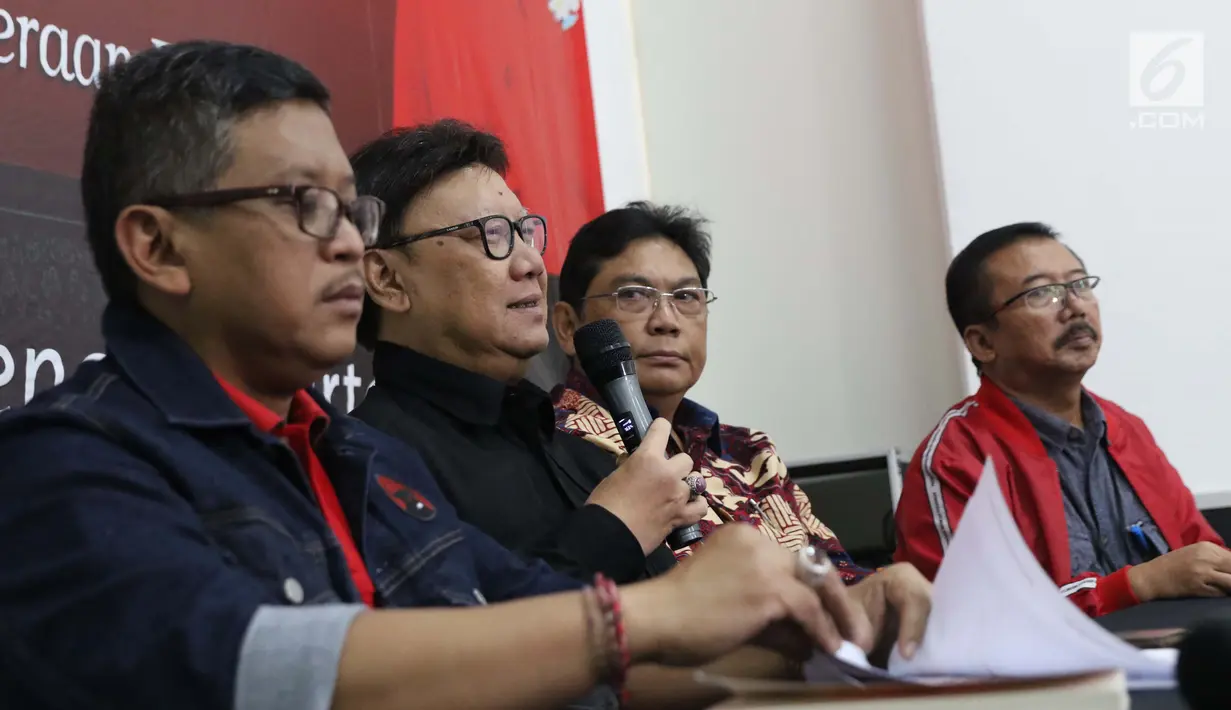 Mendagri Tjahjo Kumolo (kedua kiri) memberi keterangan usai pertemuan terkait persiapan HUT ke-46 PDIP, Jakarta, Kamis (3/1). HUTke-46 PDIP akan dilaksanakan berbarengan dengan Rakornas di JIExpo Kemayoran 10 Januari. (Liputan6.com/Helmi Fithriansyah)