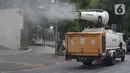 Mobil Gunner Spraying PMI menyemprotkan cairan disinfektan di jalan protokol kawasan Jakarta, Selasa (13/7/2021). Penyemprotan dengan mobil gunners spraying yang mampu menjangkau lebih dari 10 meter ini guna menekan dan mencegah penyebaran COVID-19. (merdeka.com/Imam Buhori)