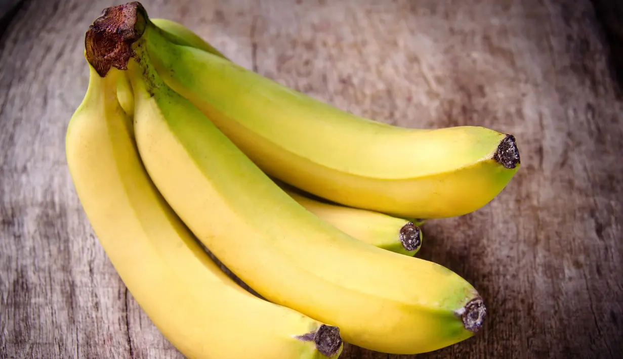 Pisang merupakan sumber yang sangat baik dari magnesium dan potasium yang dapat membantu otot-otot Anda rileks. Meminum jus pisang yang dicampur dengan secangkir susu sebelum tidur dapat membuat Anda mengantuk. (healthyfig.com)