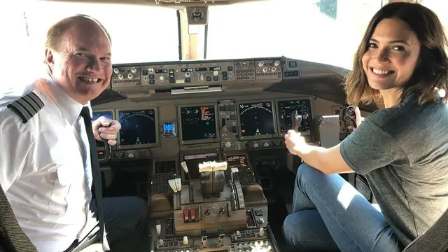 Mandy Moore Rayakan Penerbangan Terakhir Ayahnya Usai 42 Tahun Jadi Pilot