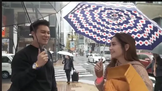 6 Potret Baim Wong dan Nagita Slavina, Sikap Elus Kepala di Ultah Azura Disorot