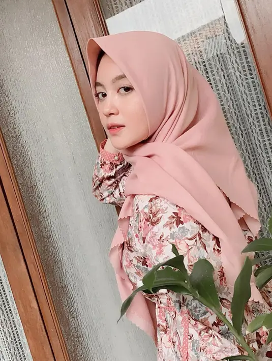 Memakai busana berwarna pastel, gaya OOTD Nabilah Ayu Eks JKT48 ini pun bisa dijadikan inspirasi. Bahkan, gaya penampilannya bisa dipakai untuk menghadiri acara formal maupun non-formal. (Liputan6.com/IG/@nblh.ayu)