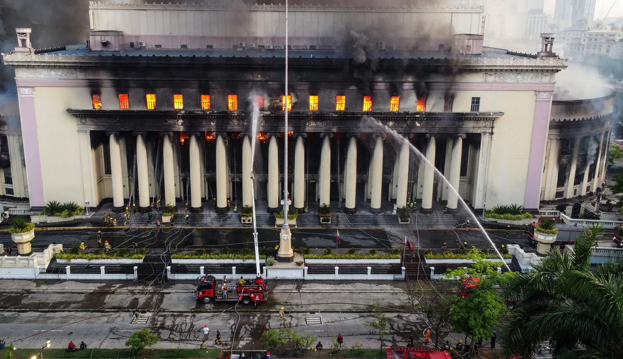 Lebih dari 80 mobil kebakaran dikerahkan untuk memadamkan gedung pos bersejarah tersebut.  (AFP/STR)