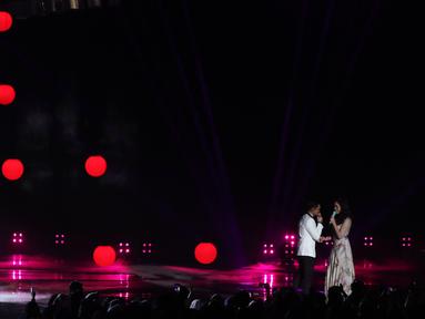 Afgan dan Raisa berkolaborasi dalam sebuah single berjudul Percayalah pada malam puncak HUT 26 SCTV di Istora Senayan, Jakarta, Rabu (24/8). Kolaborasi menyentuh ini membuat penonton terbawa suasana menjadi melow. (Liputan6.com/Herman Zakharia)