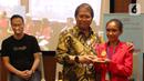 Menkominfo Rudiantara memberi penghargaan kepada Maria Paskalia Wulandika Making dalam Girls Takeover 'Sehari Jadi Menteri' yang digelar Yayasan Plan International Indonesia di kantor Google Indonesia, Jakarta, Kamis (10/10/2019). Maria terpilih dari 500 anak yang ikut seleksi.(Liputan6.com/HO/Ijal)